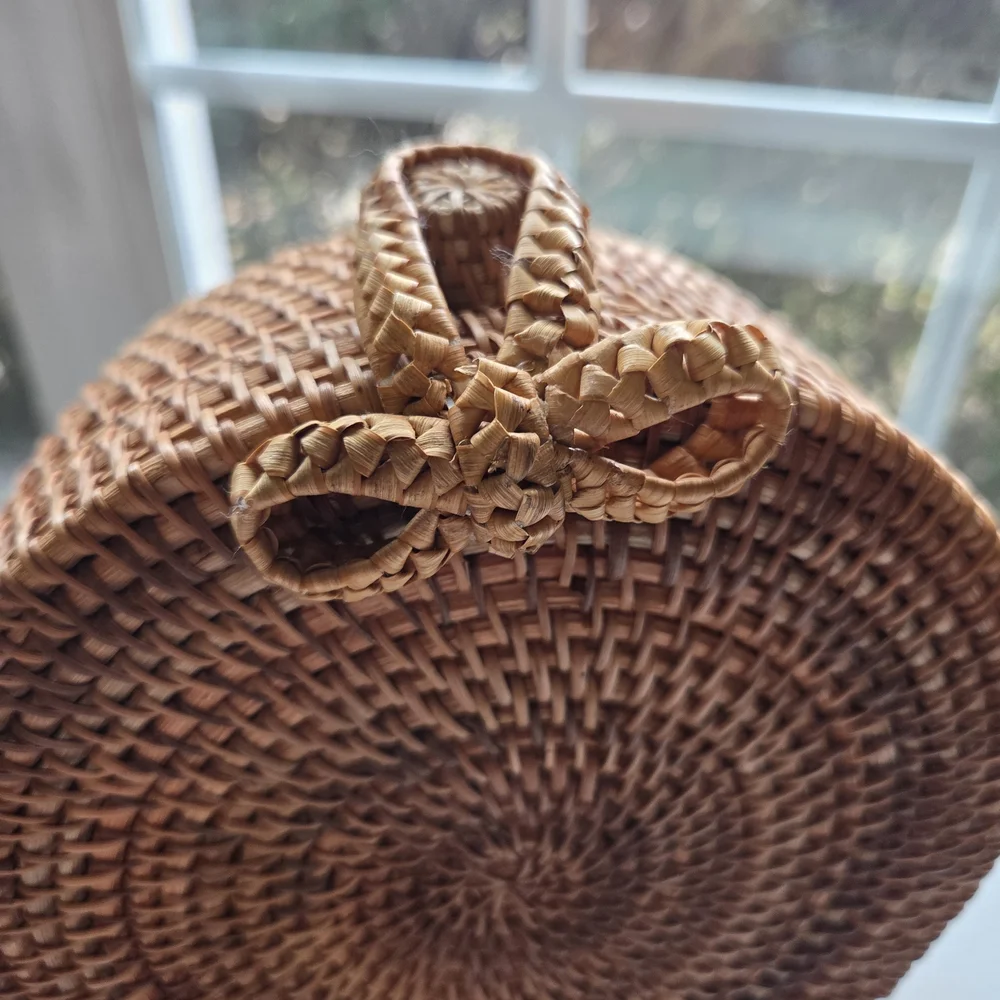 Elegant Woven Crossbody Bag - Tan